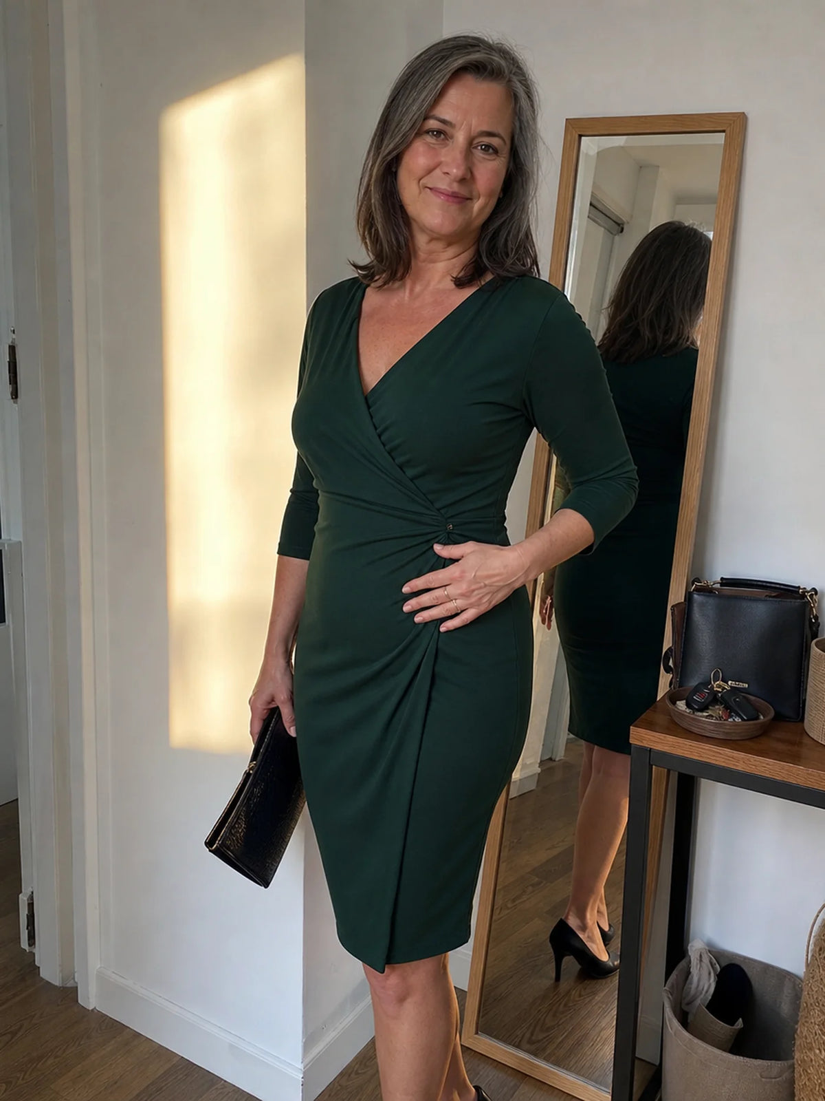 Femme souriante devant son miroir