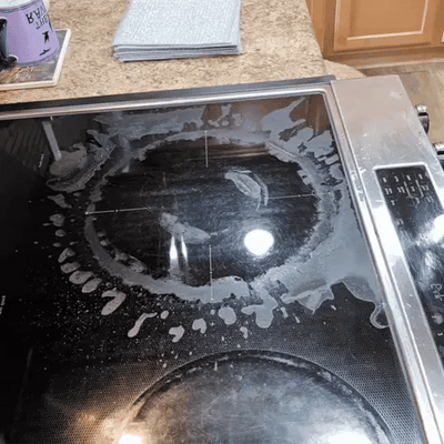 Le chiffon CosyClean frotté sur une plaque vitrocéramique sans la rayer