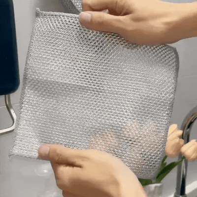 Le chiffon CosyClean intact, tenu à deux mains