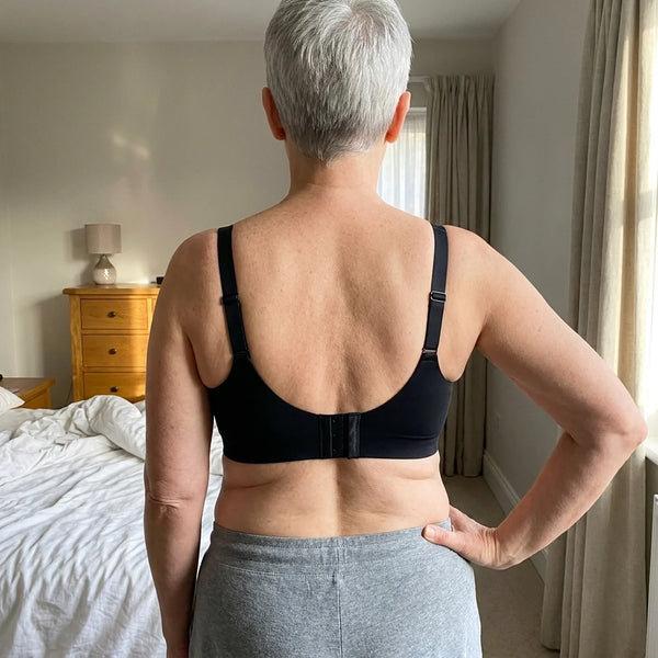 Le dos du soutien-gorge et ses bretelles réglables